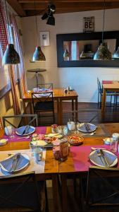 黑克Bed and Breakfast Am Schwatten Berg的桌子上放有盘子和餐具