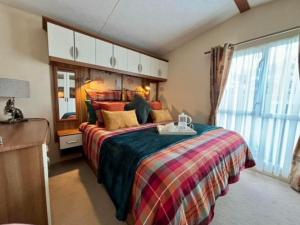 Lincolnshire29 Morningside at Southview in Skegness - Park Dean resorts的一间卧室设有一张大床和一个窗户。