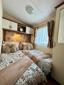Lincolnshire29 Morningside at Southview in Skegness - Park Dean resorts的一间小客房内配有两张床的卧室