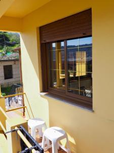 莫阿尼亚Estudio con vistas al mar的阳台设有2张凳子和1扇窗户。
