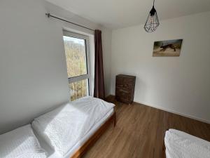 拜尔斯布龙Ferienwohnungen Greve的一间卧室设有两张床和窗户。