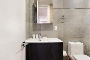 纽约1597-7 Luxury Upper East Studio W&D in unit的一间带水槽和卫生间的浴室