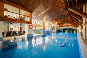 扎科帕内Hotel Belvedere Resort&SPA的中央设有海豚的大型游泳池