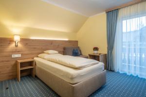 圣吉尔根卡菲姆勒酒店的酒店客房设有床和窗户。