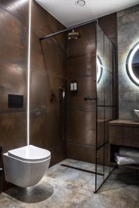 卡托维兹Hotel M23 Katowice的一间带卫生间和淋浴的浴室