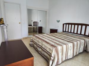帕莱索海滩Olga Paraiso del Sur的一间卧室配有一张床和一个梳妆台