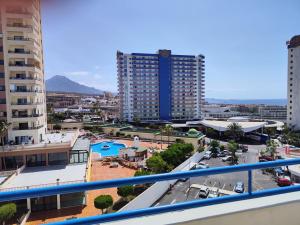 帕莱索海滩Olga Paraiso del Sur的阳台享有城市美景。