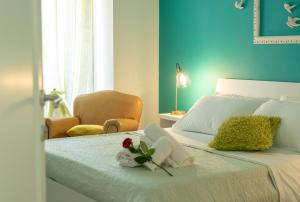 萨莱诺Reginella Guest House的一间卧室,配有一张带鲜花和书籍的床
