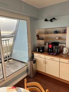 克罗宗L'Imprenable vue mer的厨房设有海景窗户。