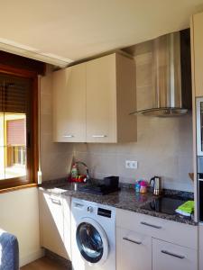 莫阿尼亚Estudio con vistas al mar的厨房配有洗衣机和水槽