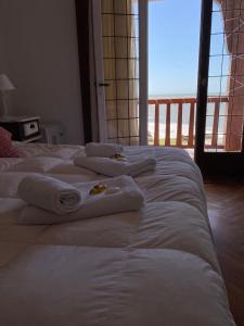 Hotel con Hermosa Vista al Mar MDQ客房内的一张或多张床位