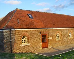 莱顿巴泽德Lime Kiln的砖砌的建筑,有门和窗户