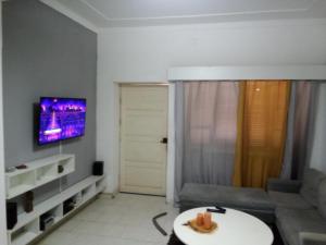 普拉亚Borges Place的客厅配有沙发和墙上的电视