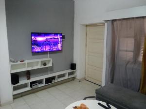 普拉亚Borges Place的客厅设有壁挂式平面电视。