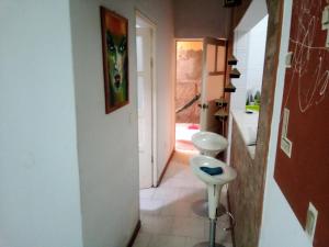 普拉亚Borges Place的一间房间带白色凳子的走廊