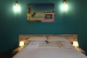 吉泽里亚Casale Calabria的一间卧室配有一张壁画床