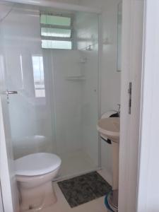 巴拉那州蓬塔尔HOTEL PORTO FINO的白色的浴室设有卫生间和水槽。