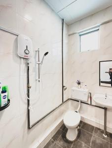 诗巫Urban ArtHouse Homestay - Permai, Sibu, Sarawak的白色的浴室设有卫生间和水槽。