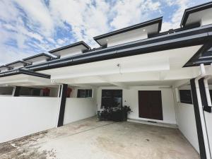 诗巫Urban ArtHouse Homestay - Permai, Sibu, Sarawak的一座大型白色房屋,设有车库