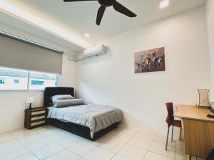 诗巫Urban ArtHouse Homestay - Permai, Sibu, Sarawak的一间卧室配有一张床和吊扇