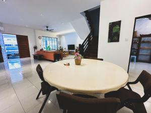 诗巫Urban ArtHouse Homestay - Permai, Sibu, Sarawak的客厅配有餐桌和椅子