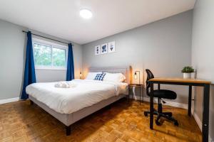 坎布里奇3BD Suite: 5min to HWY 401 - Wifi+Desk+KingBed的一间卧室配有一张床、一张书桌和一张书桌