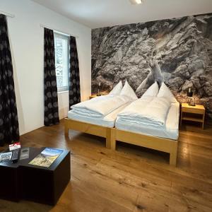 伊兰茨拉提亚酒店的一间卧室配有一张壁画床