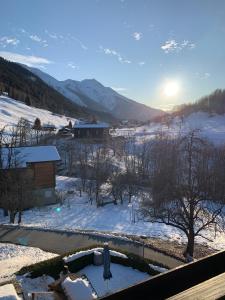 埃尔嫩Ferienwohnung Haus Mühlebach的享有带雪地和大楼的景色