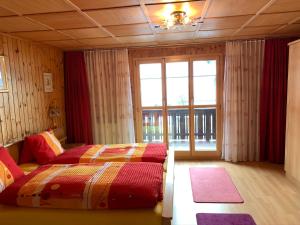 埃尔嫩Ferienwohnung Haus Mühlebach的一间卧室设有两张床和大窗户