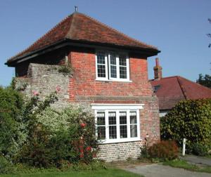 温奇尔西The Gazebo in Winchelsea的红砖房子,有白色的窗户