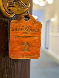 库多瓦-兹德鲁伊Willa Sanssouci的门上带有号码的木标签