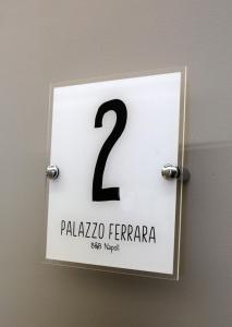 那不勒斯Palazzo Ferrara的墙上有二号标志