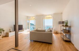 康卡勒Les Pieds Dans L'Eau - Bel appartement - Vue mer的带沙发和电视的客厅