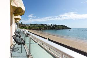 康卡勒Les Pieds Dans L'Eau - Bel appartement - Vue mer的享有海滩美景的阳台