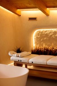 布克维SKOGUR - Home & Resort的一间带三张床和浴缸的spa室