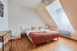 迪纳尔Ker Lys - Grande maison avec 4 chambres et jardin的一间卧室配有一张带红色毯子的床