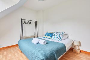 迪纳尔Ker Lys - Grande maison avec 4 chambres et jardin的一间卧室配有一张带蓝色毯子的床