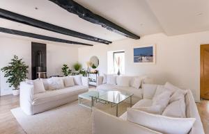 圣梅卢瓦代翁德Villa Touesse - Maison de charme/jardin - 8 pers的客厅配有白色沙发和玻璃桌