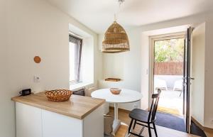 迪纳尔Saint Alexandre - Jolie maison atypique -Terrasse的厨房配有桌子和小桌子及椅子