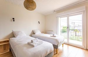 迪纳尔Saint Alexandre - Jolie maison atypique -Terrasse的带窗户的客房内的两张床
