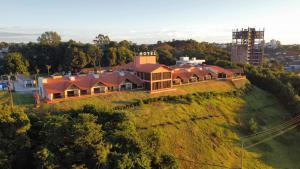 Dois VizinhosHotel Lago Dourado的山丘上房屋的空中景致
