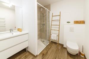 迪纳尔Le Magellan - logement neuf, parking, grand balcon的浴室配有卫生间水槽和淋浴。