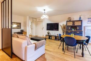雷恩Le Saint Cyr - bel appartement, parking & terrasse的客厅配有沙发和桌子