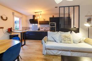 雷恩Le Saint Cyr - bel appartement, parking & terrasse的带沙发的客厅和厨房