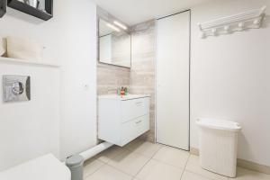 雷恩L'Ivoire - Joli appartement - 1 chambre avec的白色的浴室设有水槽和卫生间。