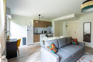 雷恩Les Asturies - Appartement rénové - Cosy moderne的带沙发的客厅和厨房