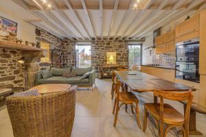 圣马洛Minihic - Belle maison 3 chambres- Proche Mer的厨房配有桌椅和沙发。