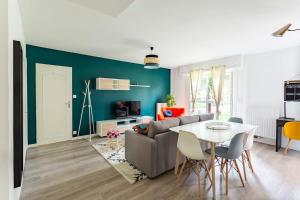 雷恩Les Asturies - Appartement rénové - Cosy moderne的客厅配有沙发和桌子