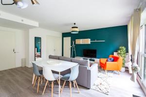 雷恩Les Asturies - Appartement rénové - Cosy moderne的客厅配有桌子和沙发