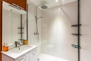 雷恩Les Asturies - Appartement rénové - Cosy moderne的带淋浴和盥洗盆的白色浴室